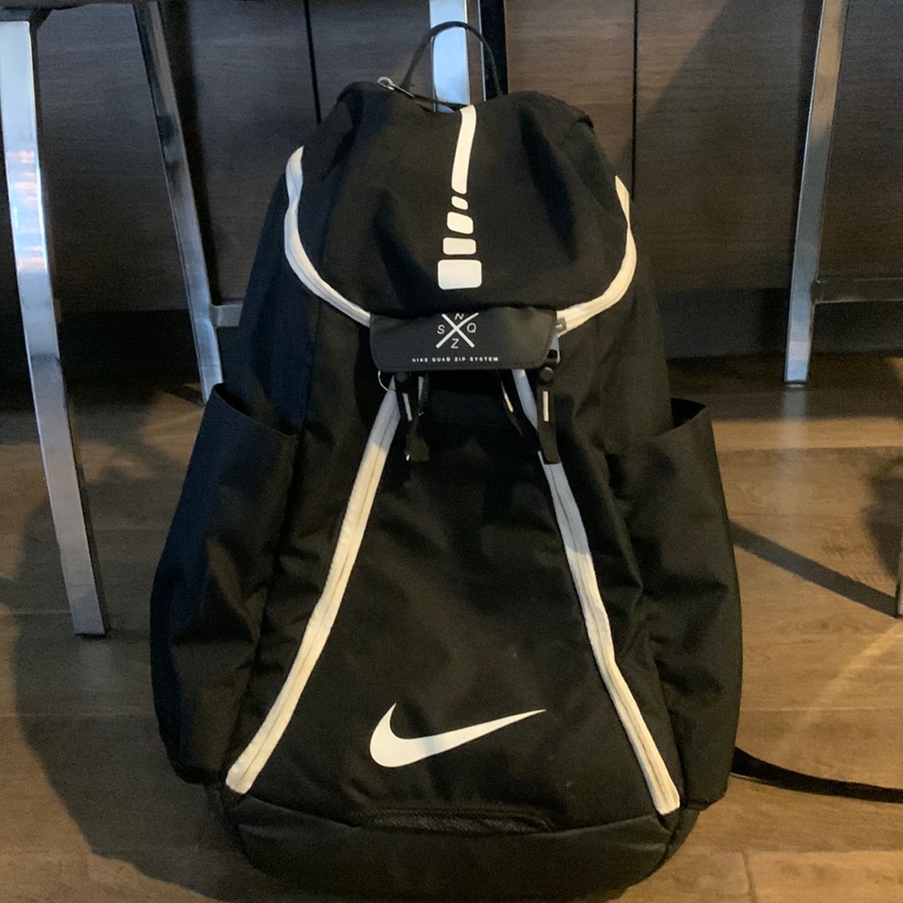 Barely used Nike basketball bag. Lots of pockets.